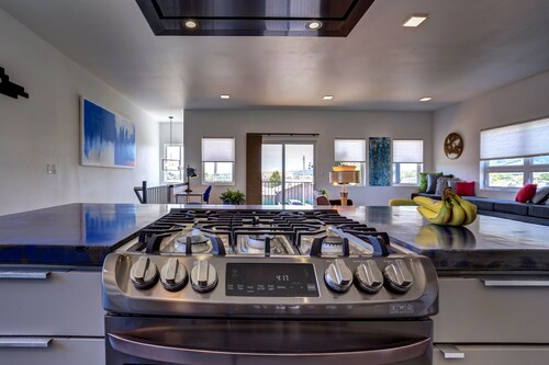 Inspiring Modern Home W/ Space, Close to interstate, restaurants, and shopping.