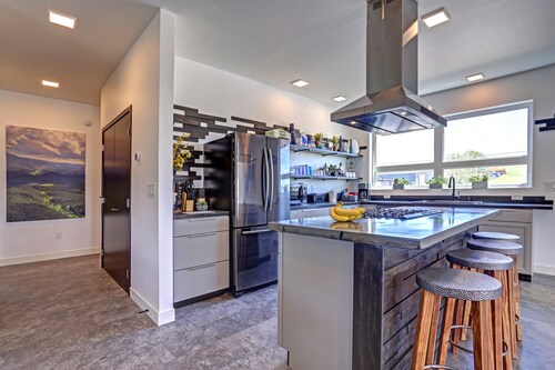 Inspiring Modern Home W/ Space, Close to interstate, restaurants, and shopping.