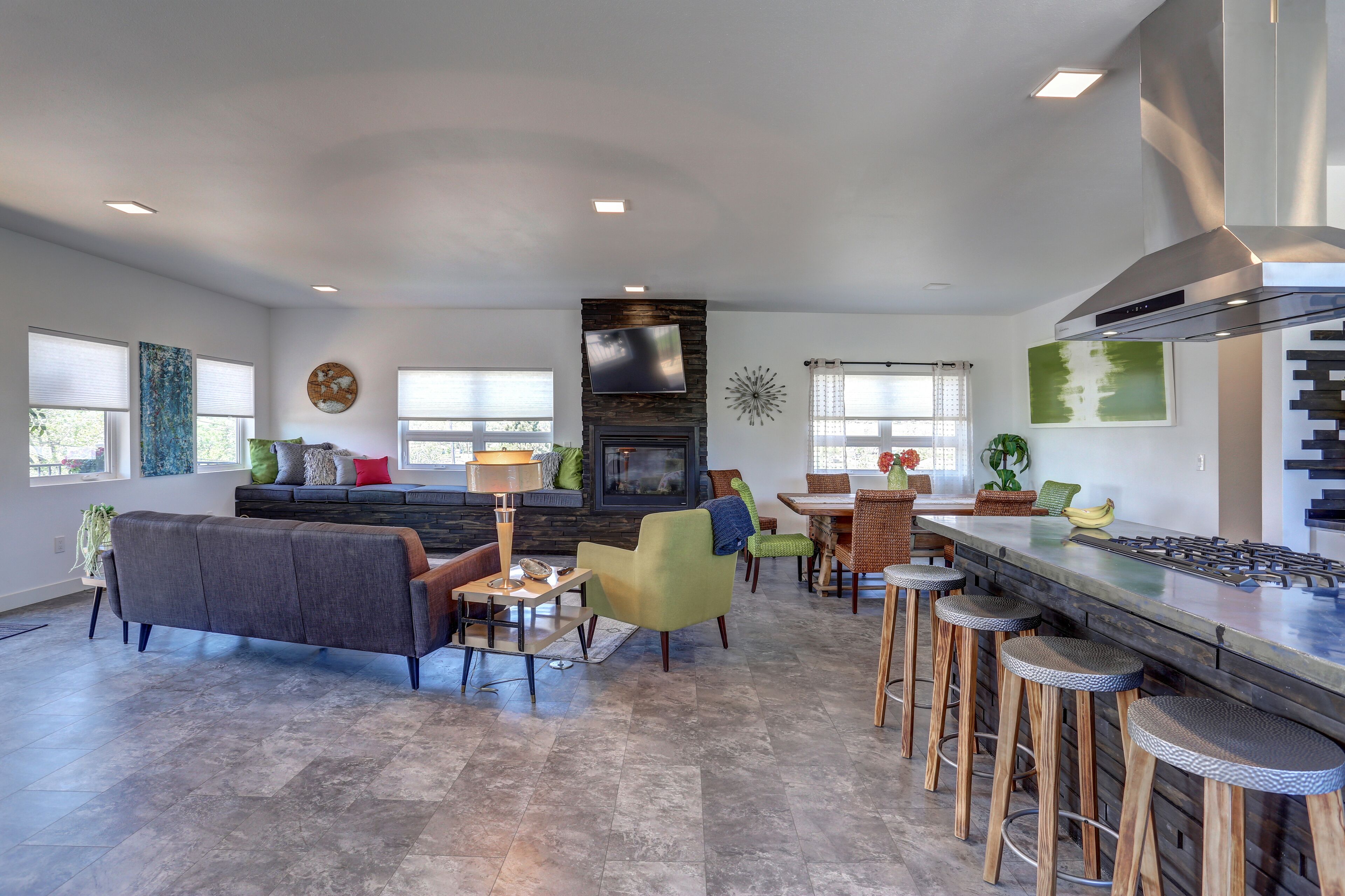 Smart-tv en een open haard