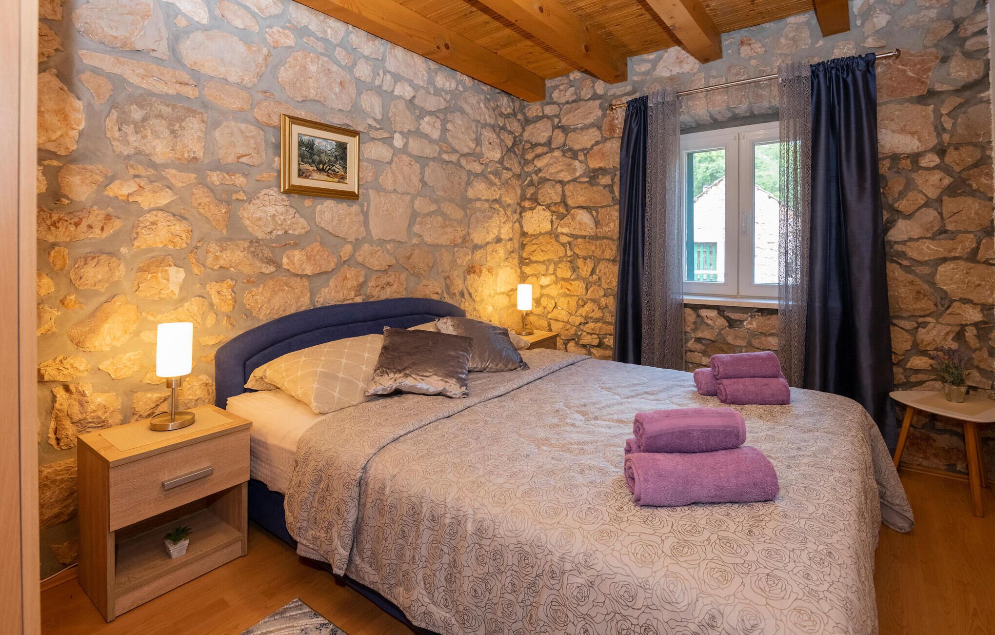 2 bedrooms, travel cot, free WiFi, bed sheets