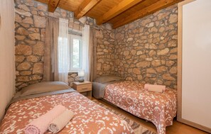 2 bedrooms, travel cot, free WiFi, bed sheets