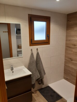 Douche, sèche-cheveux, serviettes fournies, papier toilette