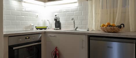 Frigorífico, horno, placa de cocina y cafetera o tetera