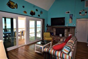 Televisor intel·ligent, llar de foc, reproductor de DVD i futbolí