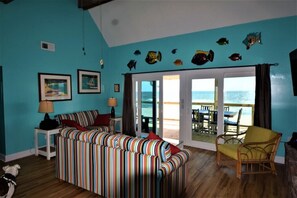 Televisor intel·ligent, llar de foc, reproductor de DVD i futbolí