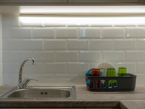 Fridge, oven, stovetop, coffee/tea maker