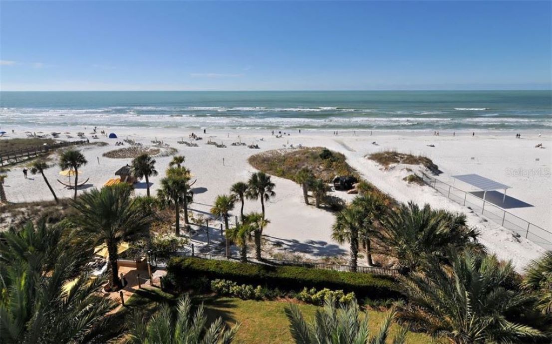 Sur la plage, chaise longue, serviettes de plage