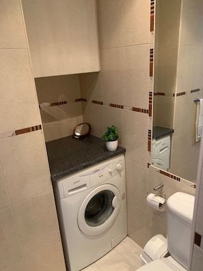 Secadora de cabello, toallas, jabón, papel de baño 