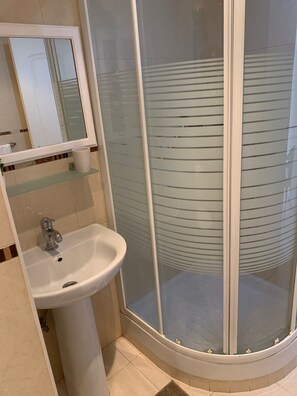 Een haardroger, handdoeken, zeep, toiletpapier