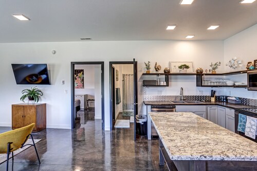 Modern King Suite  Full Kitchen + Washer/Dryer Near Civic Center & Rushmore Mall