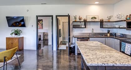 Modern King Suite Full Kitchen + Washer/Dryer Near Civic Center & Rushmore Mall