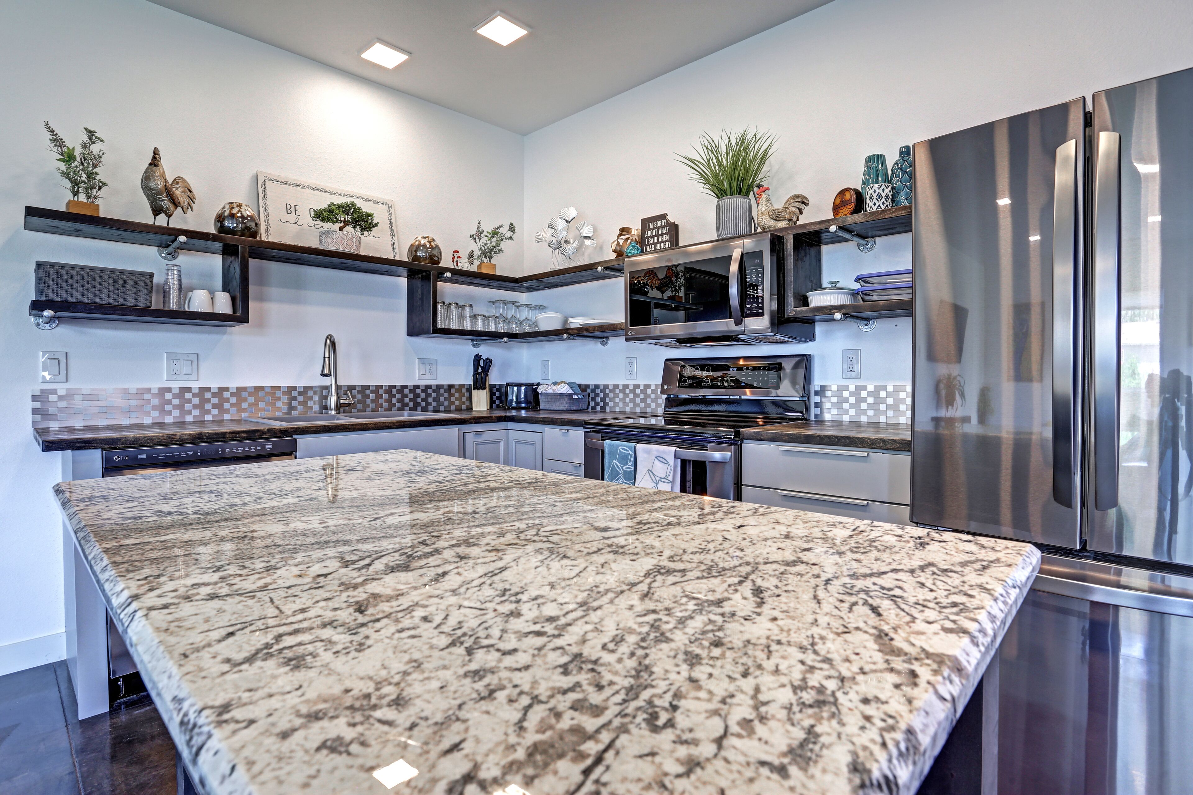 Refrigerador, microondas, horno y parrilla de estufa 