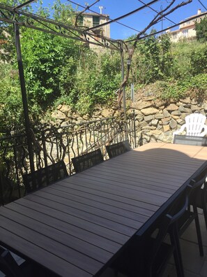 Outdoor dining - The lodging "le Barry"  (Le Vivier)