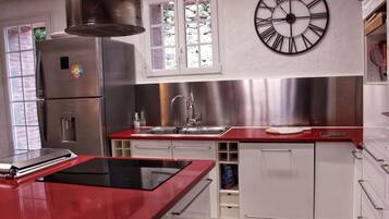 雪櫃、微波爐、焗爐、爐具