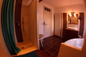 浴槽、ヘアドライヤー、タオル、トイレットペーパー