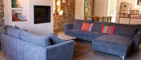 TV connectée, cheminée, baby-foot, table de tennis de table