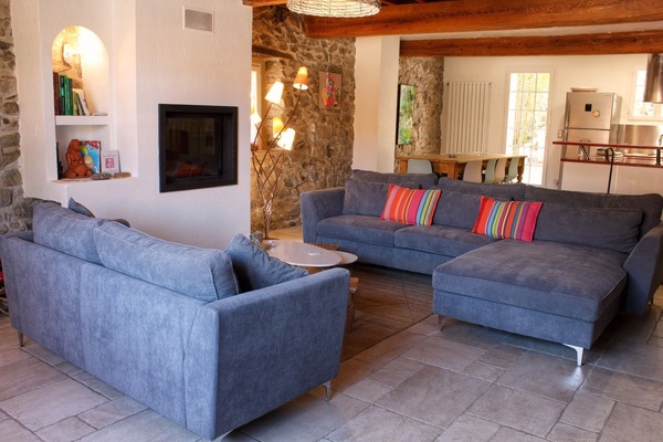 Smart TV, chimenea, futbolito y tenis de mesa