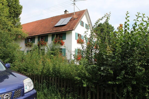 Exterior - Idyllic vacation apartment "Am Scheinerturm" ideal for dog owners (Markt Wald, Oberneufnach)