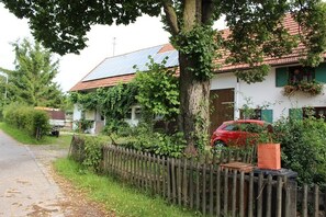 Exterior - Idyllic vacation apartment "Am Scheinerturm" ideal for dog owners (Markt Wald, Oberneufnach)