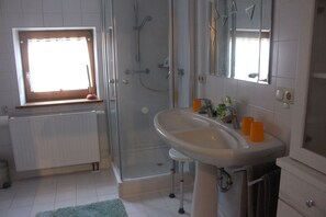 Combined shower/bathtub, hair dryer, towels, soap
