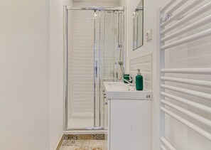 Shower, hair dryer, towels - Design Apt Close The Jardin Du Luxembourg (Paris)