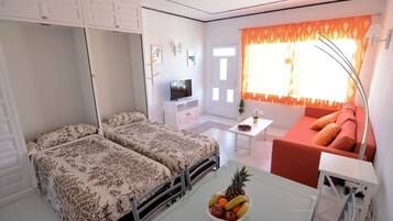 1 dormitorio, escritorio, tabla de planchar con plancha y wifi