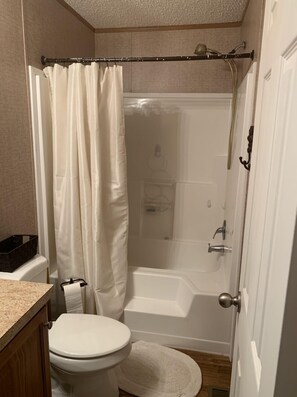 Ensemble douche/baignoire, sèche-cheveux, serviettes fournies