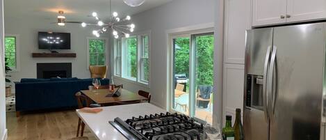 ثلاجة، ميكروويف، فرن، موقد طهي مسطح