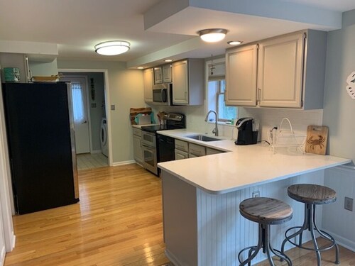 Lewes Beach Cottage - Quiet Quaint and Close To Everything!