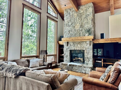 Stonegate 12-Stay in absolute luxury in this Lodge by Village! New hot tub!