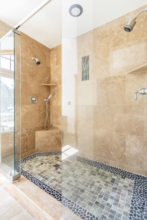 Ensemble baignoire-douche, baignoire à remous, séchoir à cheveux