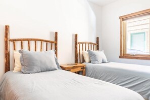 5 bedrooms, iron/ironing board, WiFi, bed sheets
