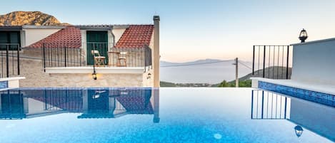 حمّام سباحة خارجي، حمّام سباحة مُدفَّأ