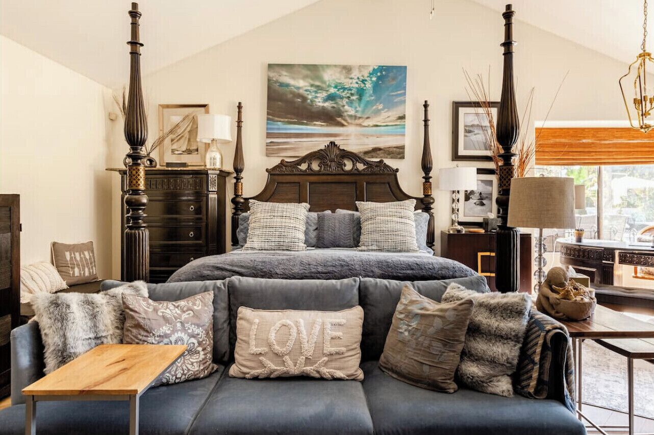 Smart TV, chimenea, libros y biblioteca musical 