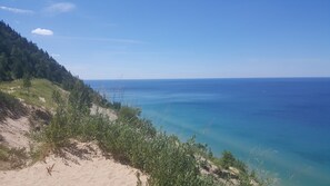 Sun-loungers - Porch Cottage in Woods, 1 min from Lake, Private Lake Michigan Access very close (Arcadia)