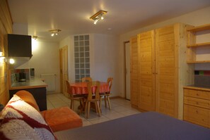 Interior - Ground floor studio in Morzine, southern view, parking, and garden. Multipass. (Morzine)
