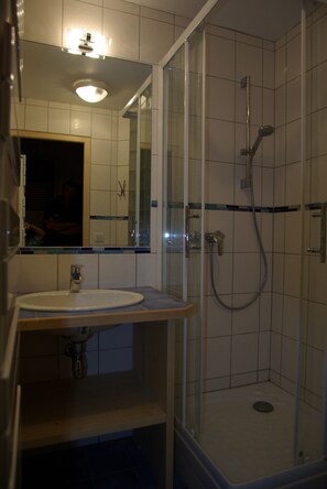 Bruser, hårtørrer, Toiletpapir