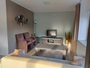 TV, DVD player - Geräumige Frisch Renovierte Wohnung Mitte in der Vulkaneifel (Gerolstein)