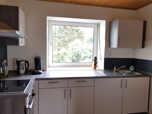 Réfrigérateur, four à micro-ondes, un four, surface de cuisson
