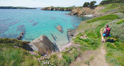 1-bedroom apartment overlooking the river Aven and the Bois d'Amour