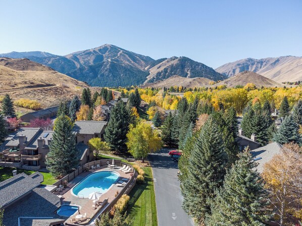 Alberca al aire libre y alberca climatizada