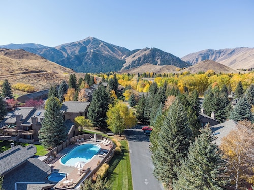 Sun Valley Resort amenities! End-Unit Townhome