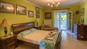 Desk, laptop workspace, soundproofing, iron/ironing board - Tatiana (Zakynthos)