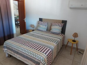 1 habitación, tabla de planchar con plancha, wifi gratis y ropa de cama 
