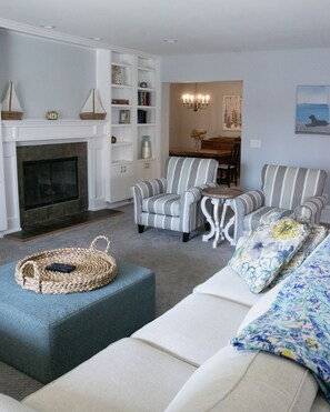 Smart TV, caminetto, stampante