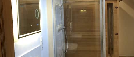 Dusj, hårføner, håndklær og såpe