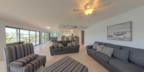 TV - Huge Ocean Side 2/2 with plenty of Dock Space available for rent! (Key Largo)