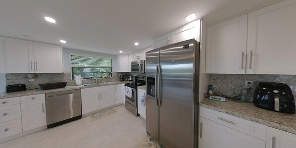 Fridge, microwave, oven, stovetop - Huge Ocean Side 2/2 with plenty of Dock Space available for rent! (Key Largo)