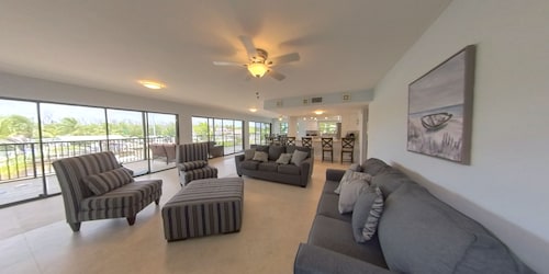 Huge Ocean Side 2/2 with plenty of Dock Space available for rent!