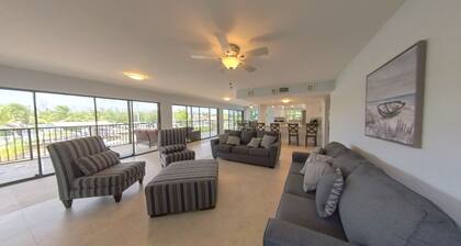 Huge Ocean Side 2/2 with plenty of Dock Space available for rent!